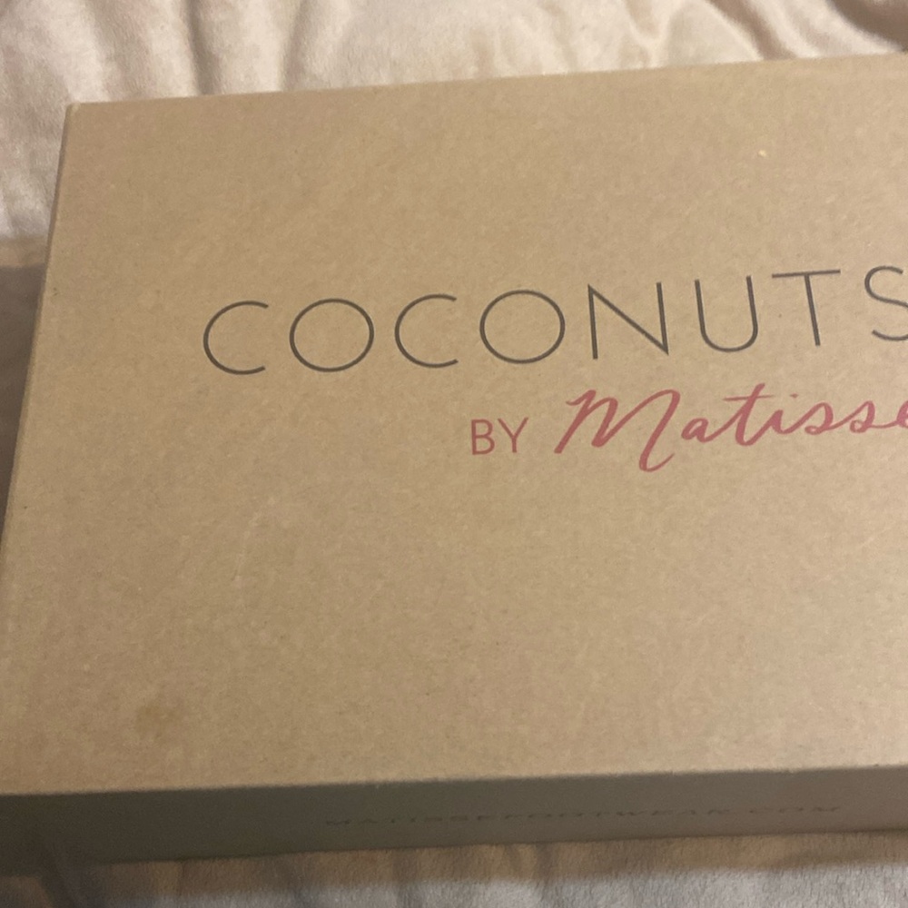 Brand new pair of sneakers size 8, never worn